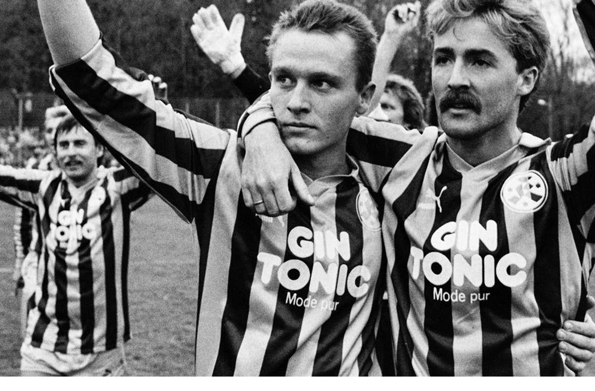 Christian Streich (links)  kickte einst für die Stuttgarter Kickers. Hier jubelt er mit Dieter Finke.