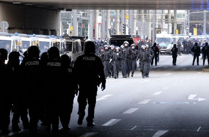 Polizeieinsatz bei  in Dresden: 25 Ermittlungsverfahren nach Neonazi-Marsch