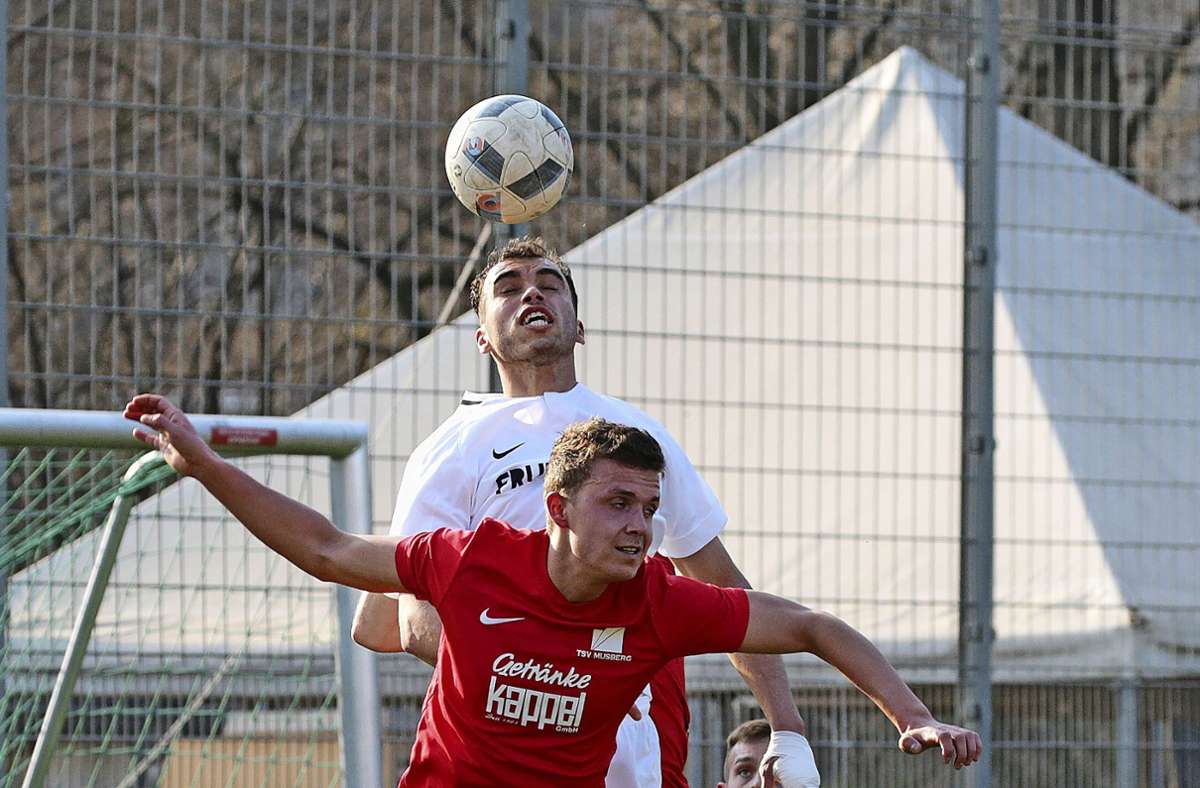 Cannstatts Florent Buzhala springt höher als sein Gegenspieler  Elischa Zug vom TSV Musberg. Foto: /Holger Strehlow