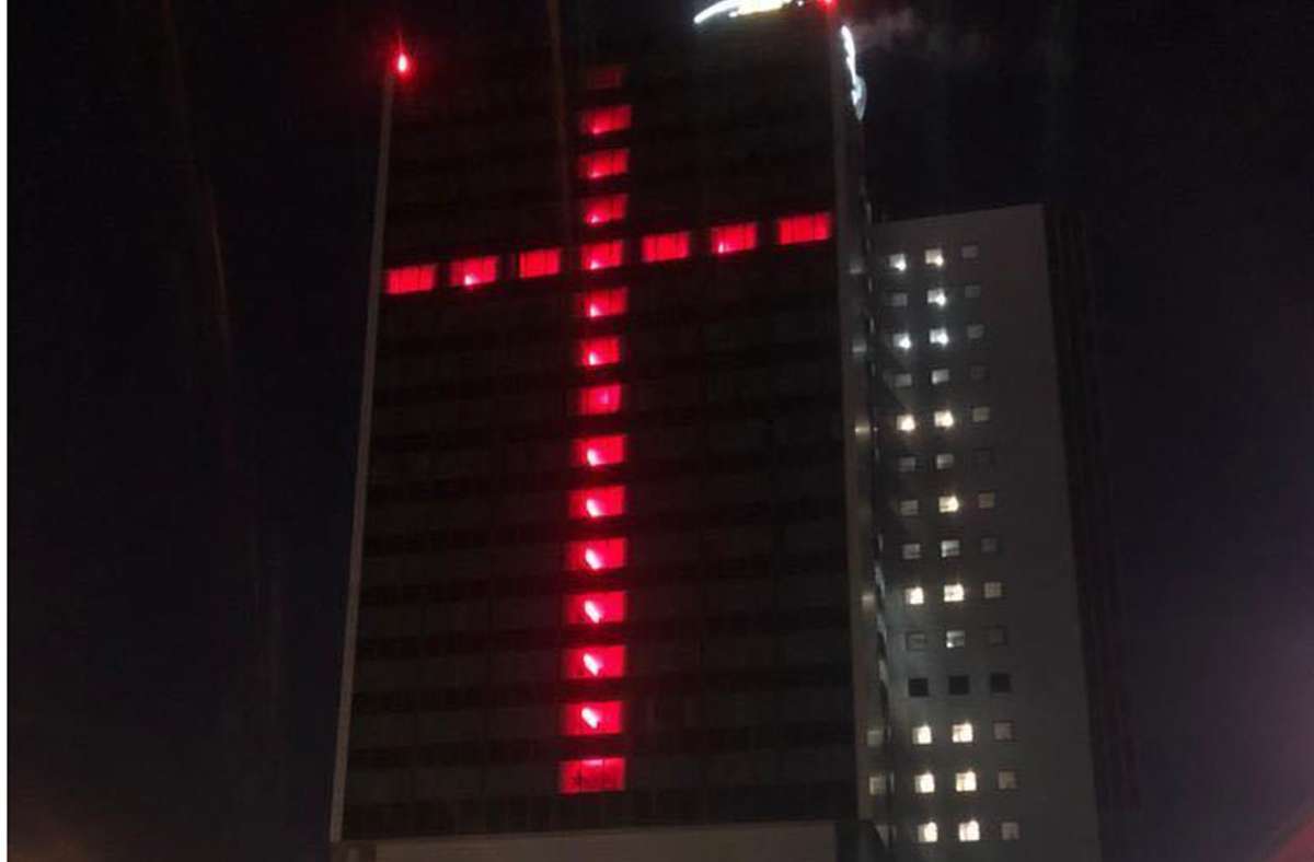 Das rote Kreuz am   Hotelturm des Stuttgarter Musicalzentrums sorgt für großes Aufsehen.