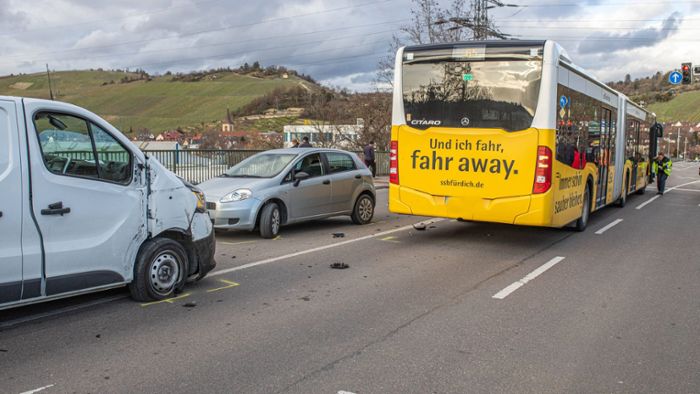 Mann ohne Führerschein kracht in Bus – zwei Kinder verletzt