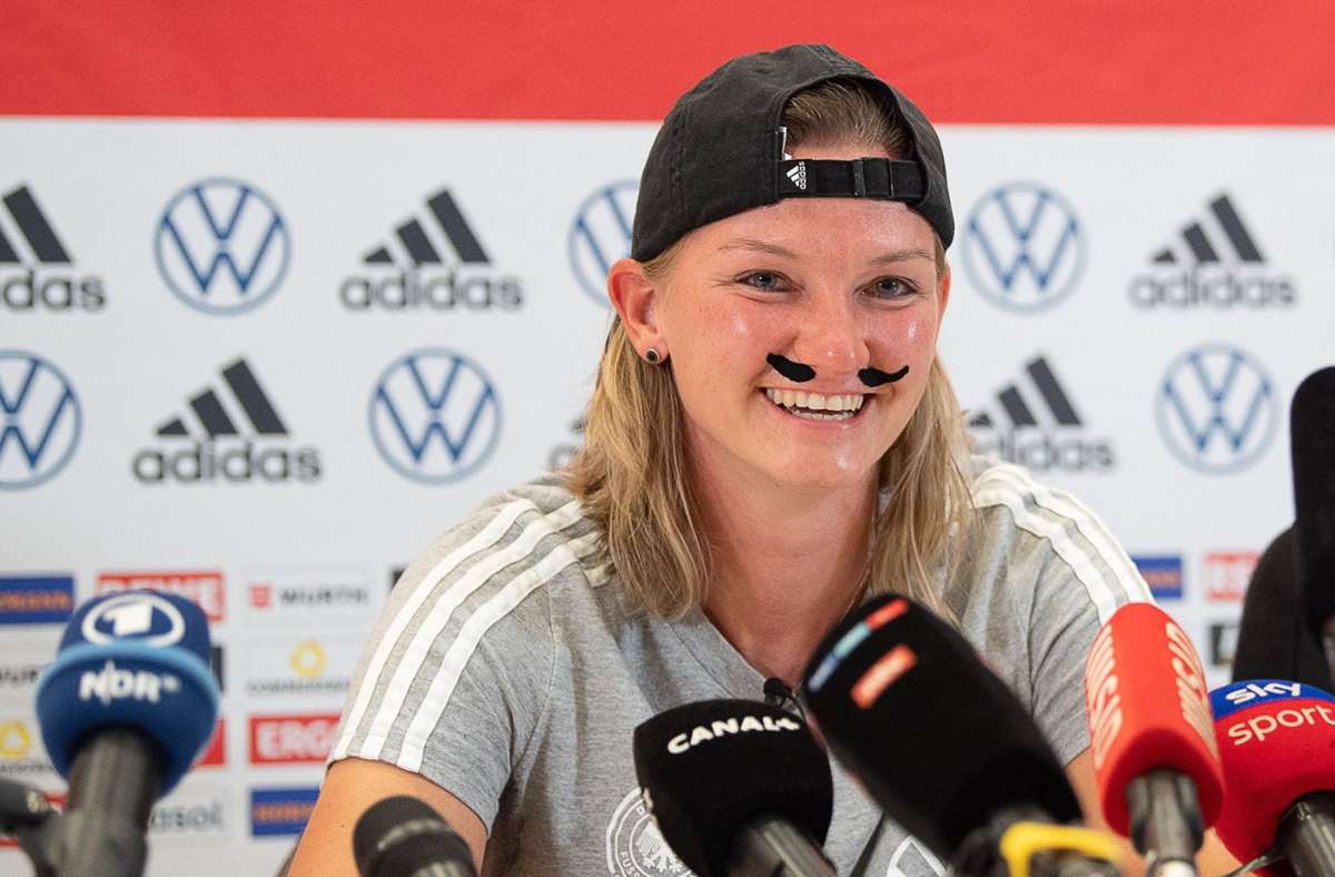 Scherze vor dem EM-Finale: Alexandra Popp sorgt mit ihrem Schnauzer für Lacher
