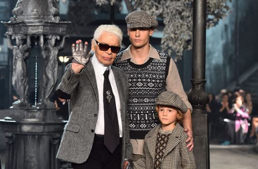 Karl Lagerfeld im Jahr 2015 mit seiner ehemaligen Muse, dem französischen Model Baptiste Giabiconi (Mitte), sowie seinem Patensohn Hudson Kroenig bei einer Chanel-Schau in Rom. Foto: AFP/GABRIEL BOUYS