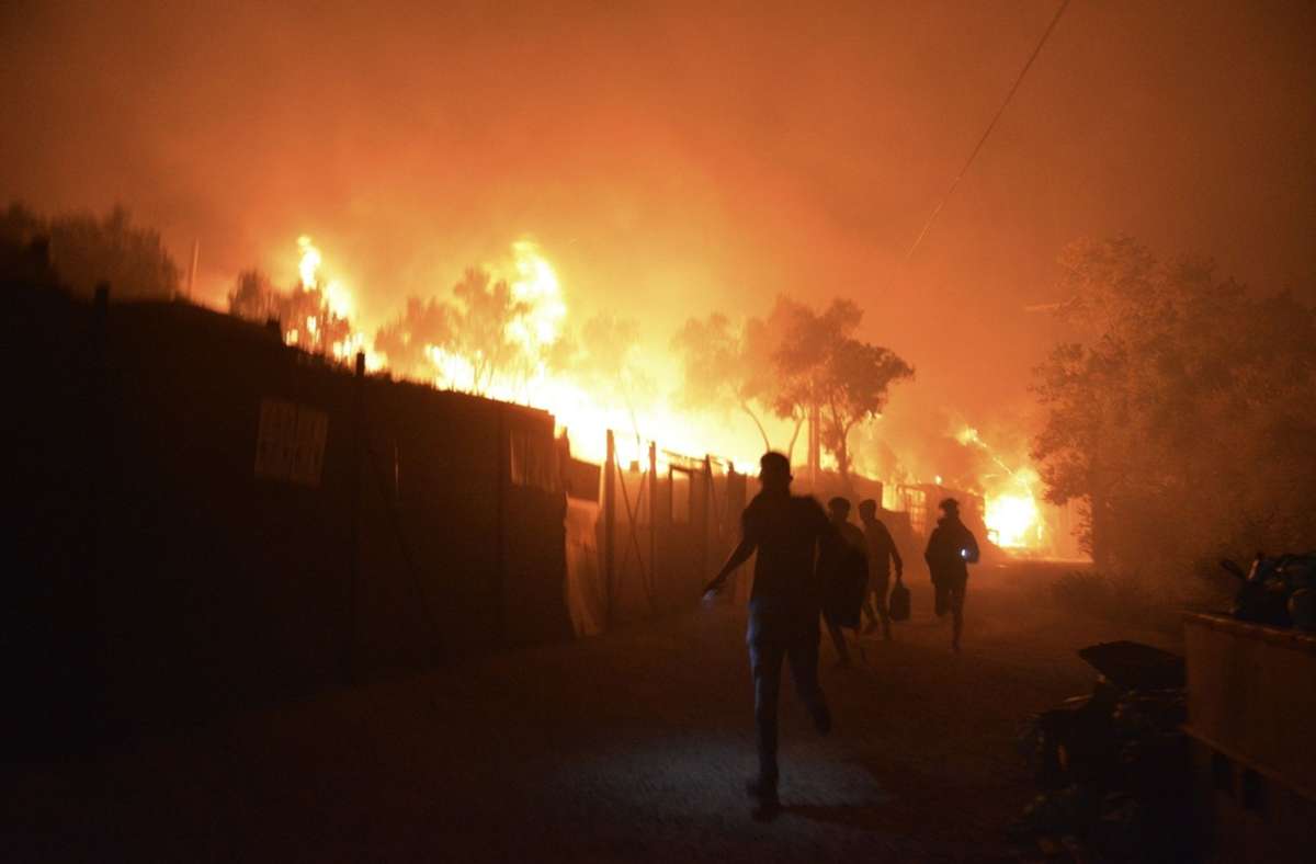 Der Brand wütet fast im gesamten Flüchtlingslager.