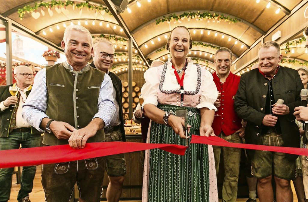 Minister Thomas Strobl und Unternehmerin Rosely Schweizer eröffnen die neue Hofbräu-Loge.