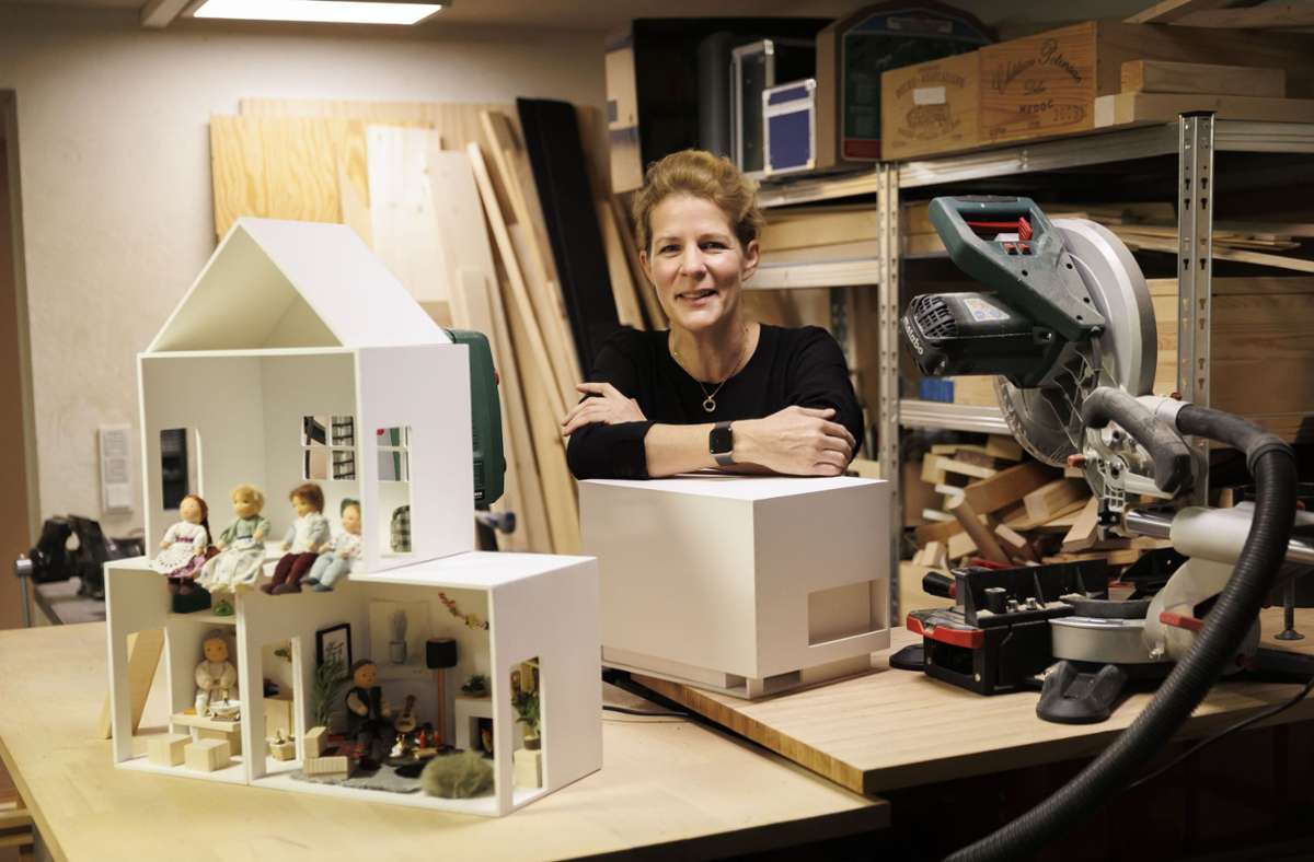 Puppenhaus-Architektin Michaela Baumeister mit ihren Gebäuden.