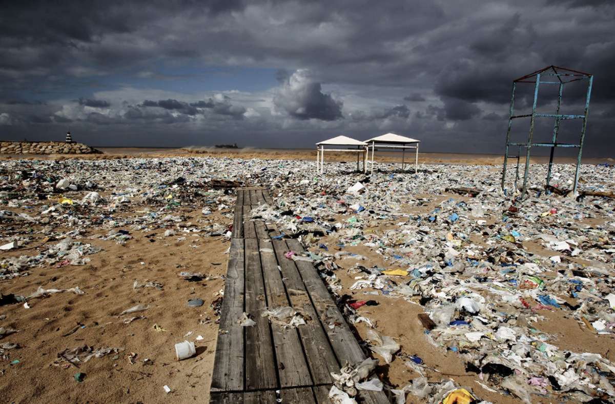 Unmengen von Plastikmüll liegen  an einem Strand des Distrikts Keserwan nördlich der libanesischen Hauptstadt Beirut. Der Abfall  wurde durch starke Winde  angeschwemmt. Foto: