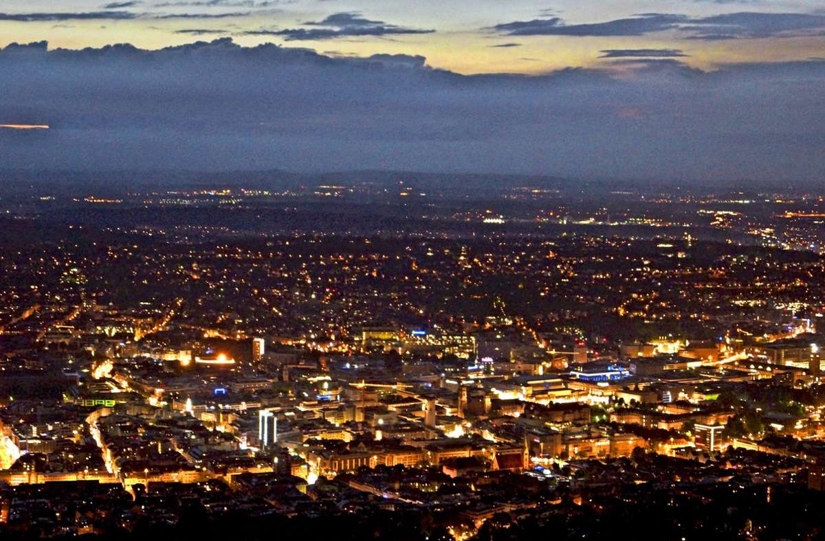 Stuttgart bei Nacht – zuletzt fehlte  es häufiger auch tagsüber an Elektrizität. Grund waren  Stromausfälle. Foto: Fritzsche/Rebecca Anna Fritzsche