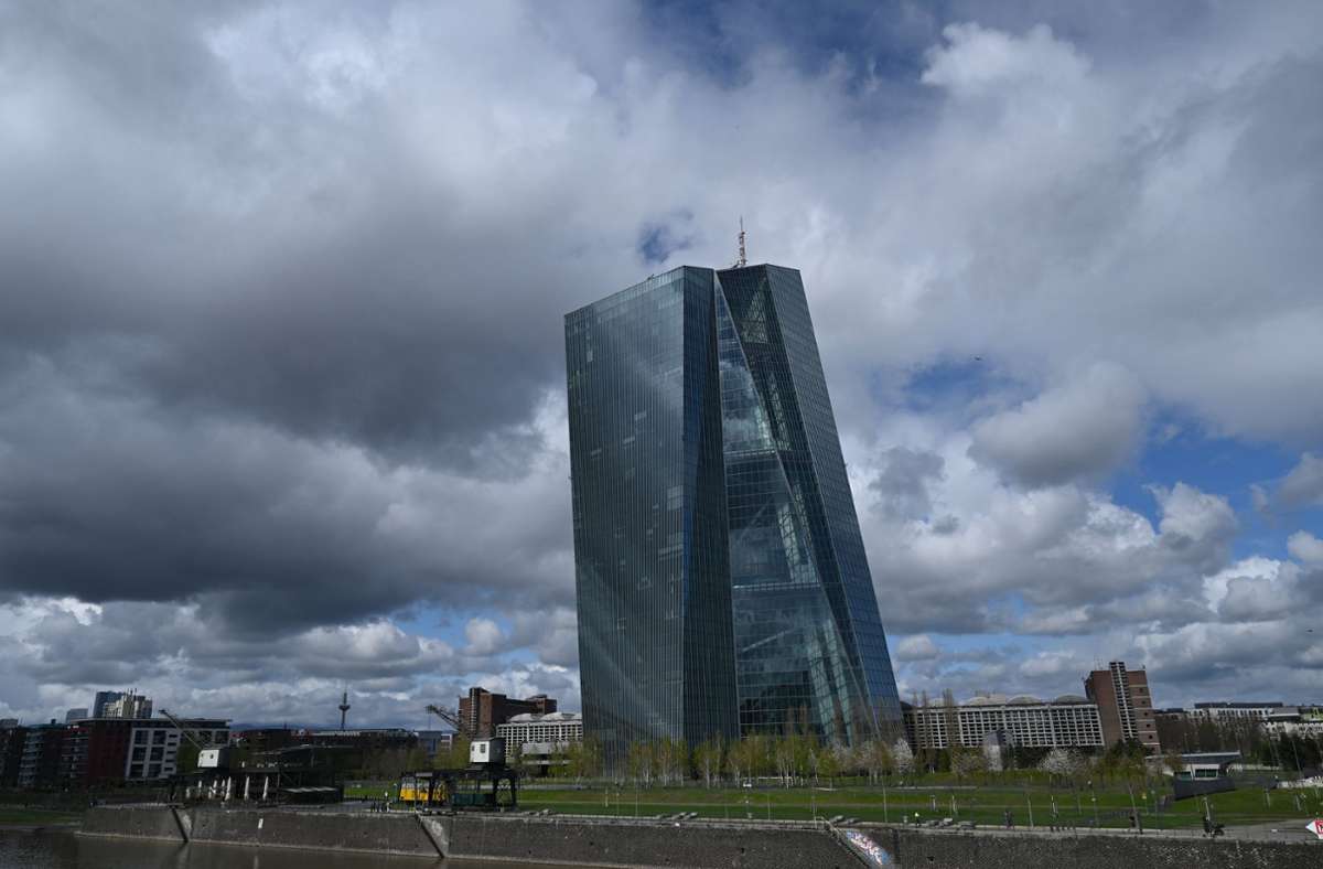 Wie sich die EZB-Zinspolitik auswirkt: Steigende Zinsen für Sparer – hohe Kosten für Kredite