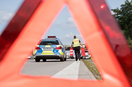 Der Unfall ereignete sich auf der A81 nahe Ditzingen. (Symbolbild) Foto: dpa/Julian Stratenschulte