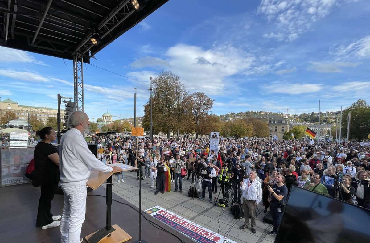 Zahlreiche Anhänger der Querdenker-Bewegung und des einstigen CDU-Politikers Jürgen Todenhöfer versammelten sich am Sonntag.