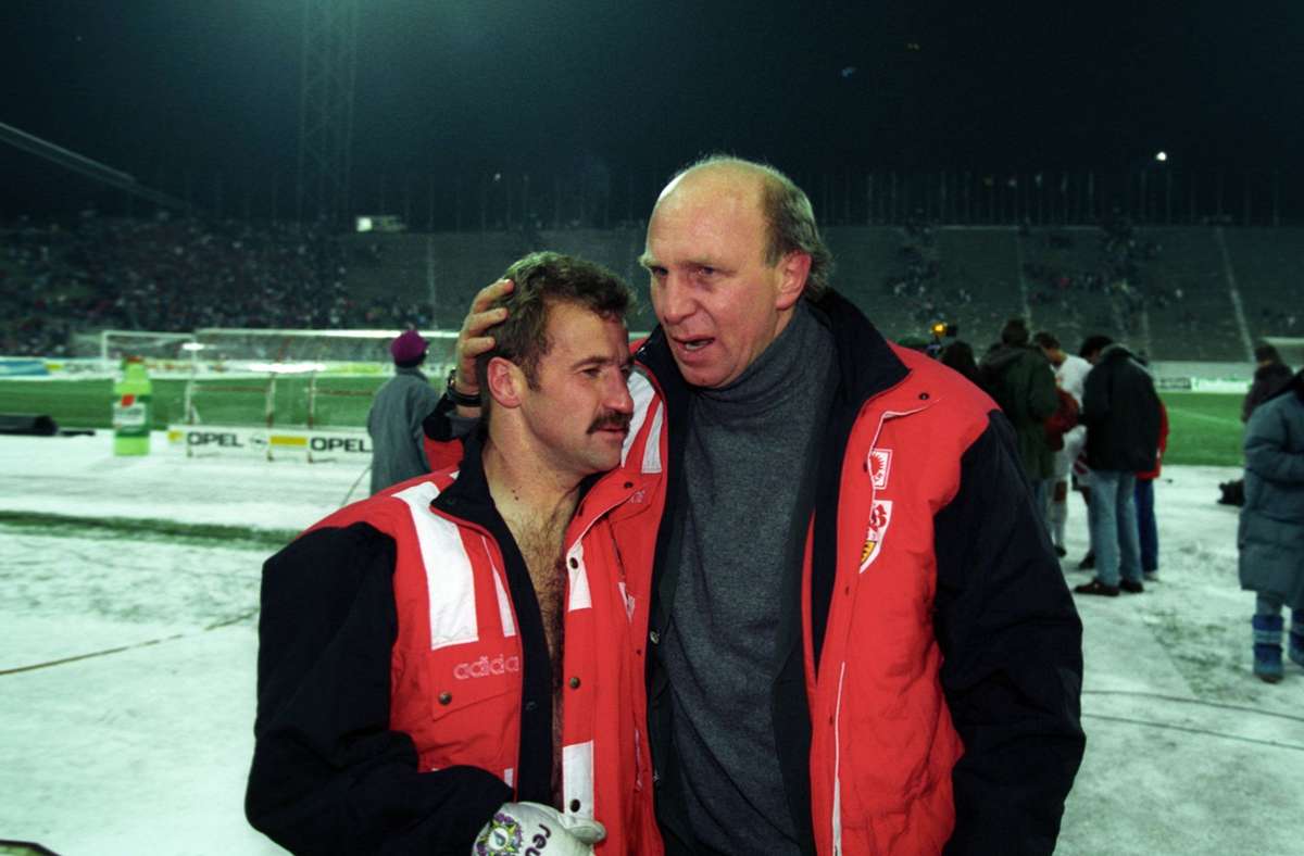 Komm’ in meinen Arm, Torjäger: Manager Dieter Hoeneß drückt Fritz Walter an sich.