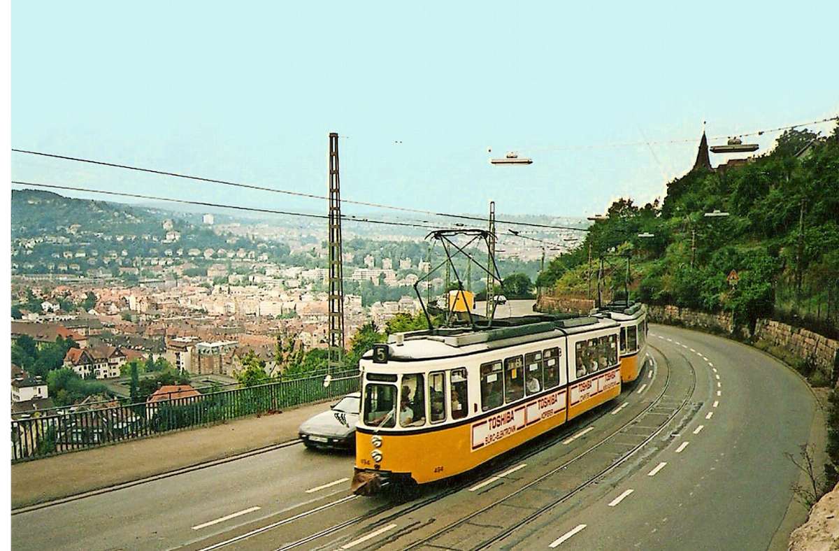 Eine Straßen der Linie 5 fährt 1987 auf der Weinsteige – auf der „schönsten Straßenbahnlinie Europas“, wie man sie damals nannte.