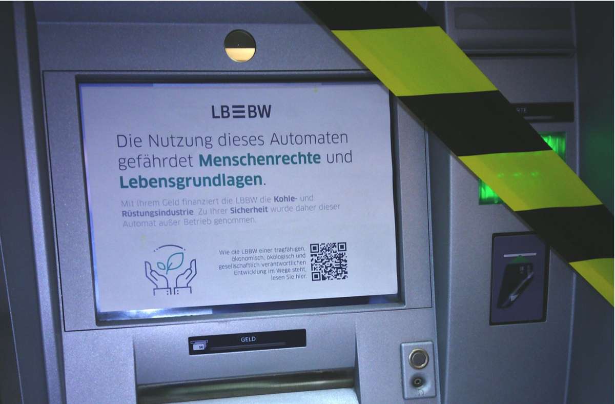 Geldstrafe für Klima-Aktivistin: Automaten der BW-Bank beklebt