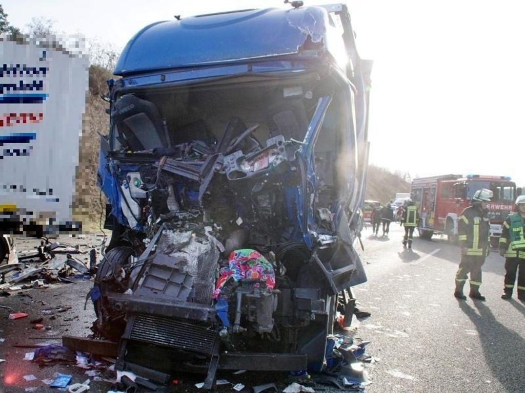 Tödlicher Lastwagenunfall auf der A8 bei Pforzheim: Gaffer öffnen angeblich Tür von Krankenwagen