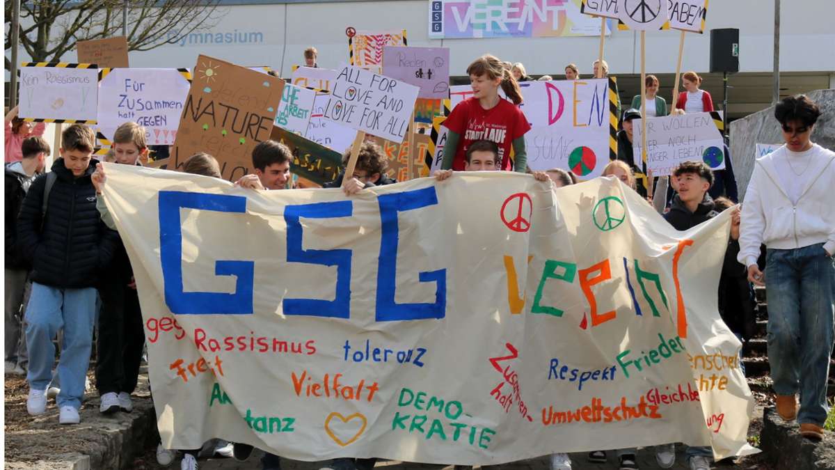 Demozug  in Fellbach: Schüler protestieren für Toleranz und Vielfalt