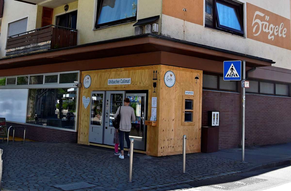 Zehn Jahre lang stand das Uhlbacher Lädle leer. Die drei Automaten helfen, die Versorgungslücke wieder etwas zu schließen.  Zudem soll im Frühjahr 2022 ein Apéro-Café eröffnet werden.