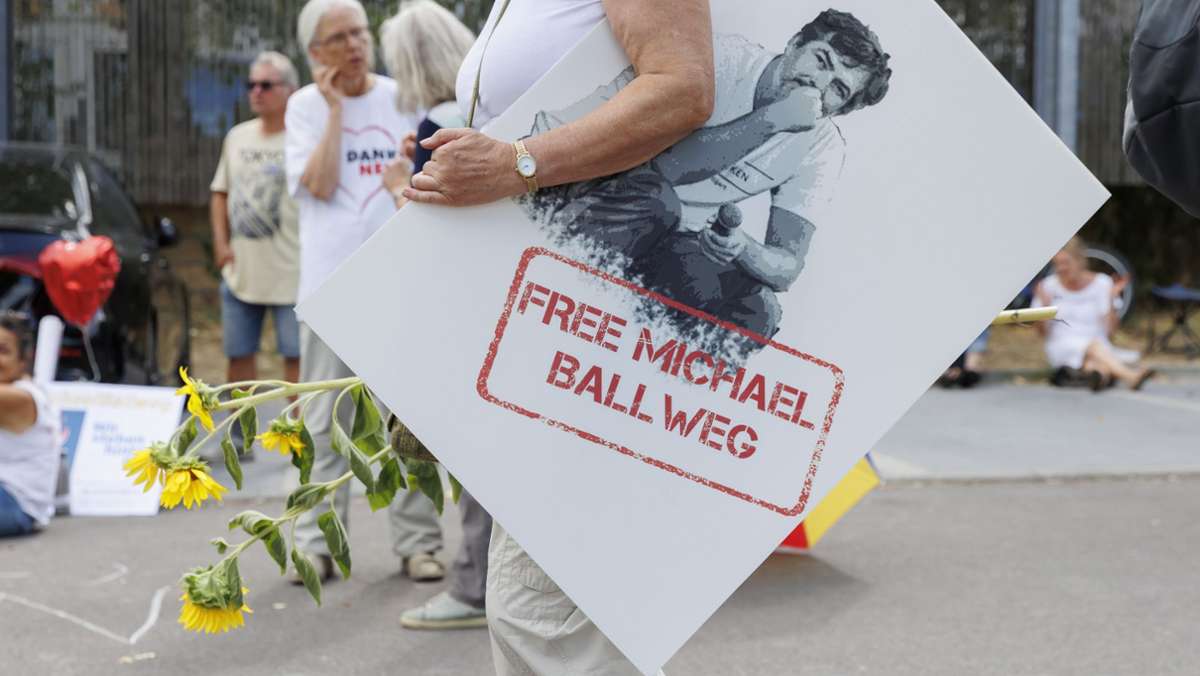 Ermittlungen gegen„Querdenken“-Gründer: Demo während Haftprüfungstermin von Michael Ballweg