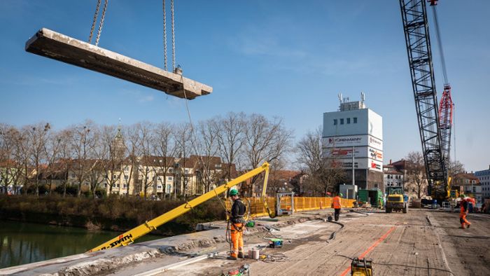 Rosensteinbrücke in Stuttgart: Der Abriss mit dem 1000-Tonnen-Kran beginnt