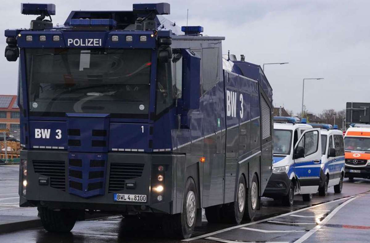 Stuttgarter Polizei rüstet sich für Pokal-Halbfinale: Wasserwerfer stehen am Stadion bereit