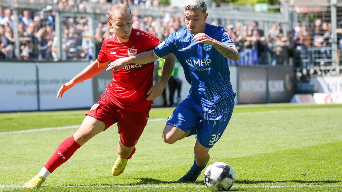 Hart umkämpftes Derby: Mattis  Hoppe (li.) gegen Kickers-Torschütze Christian Mauersberger