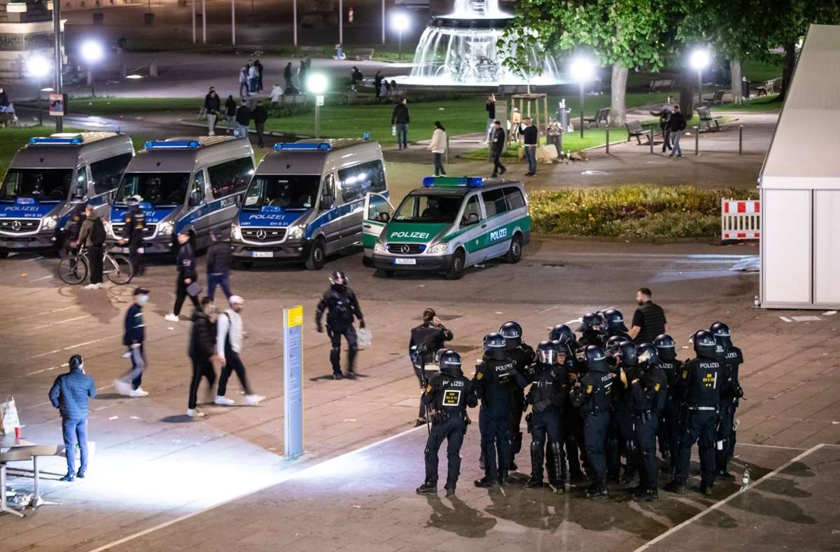 Nach Angaben der Stuttgarter Polizei hatten sich teilweise rund 600 Menschen am Schlossplatz versammelt.