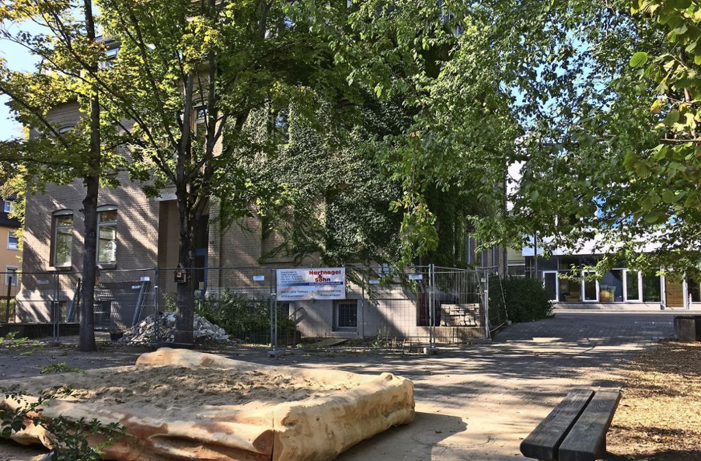 Stadt installierte Sandkasten im verkleinerten Schulhof – Arbeiten gehen im Schulhaus weiter: Zweiter Bauantrag für Grundschule gestellt