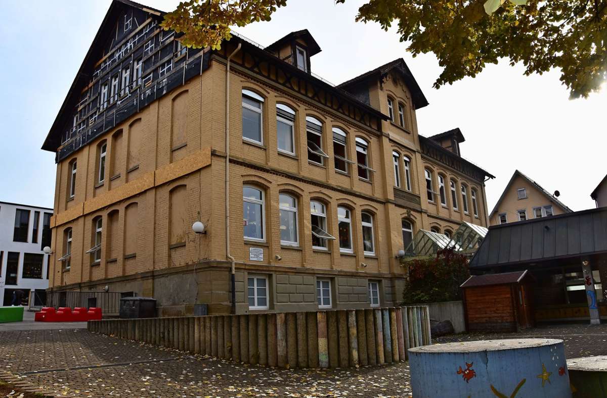Die Wilhelmsschule Untertürkheim muss aufwendig saniert werden. Der Start wurde  auf Herbst 2021 verschoben. Foto: M. Kuhn