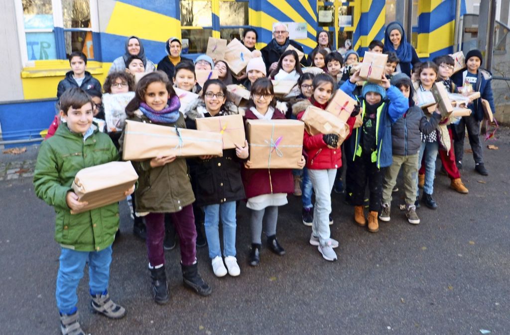 Bil-Schüler übergaben ihre Geschenke an Kinder des Kifu: Kinder beschenken Kinder