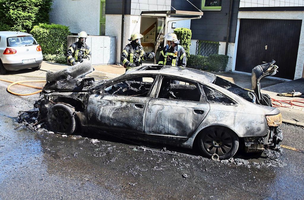 Feuerwehreinsatz in Bad Cannstatt: Audi brennt nach Unfall komplett aus