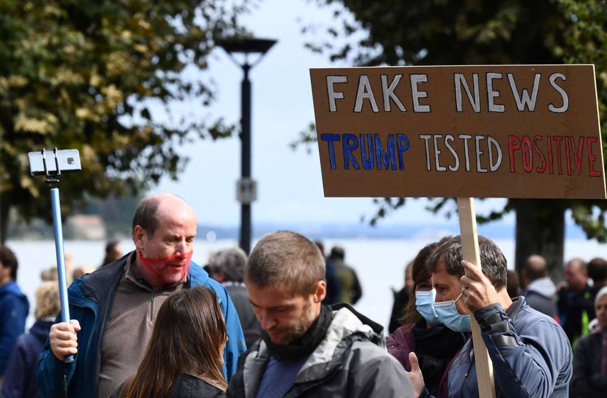 „Fake News – Trump Testet Positive“, steht auf einem Schild. Einige Skeptiker bezweifeln, dass der US-Präsident sich wirklich mit dem Coronavirus infiziert hat.