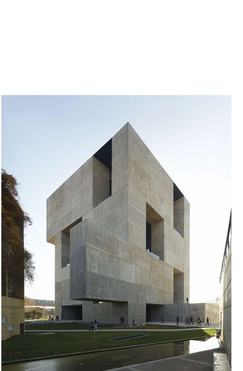Alejandro Aravenas monolithischer Betonbau des UC Innovation Center, das er 2014 ebenfalls auf dem San Joaquín Campus der für ihre außergewöhnlichen Bauten bekannten Universidad Católica in Chile Santiago realisierte.