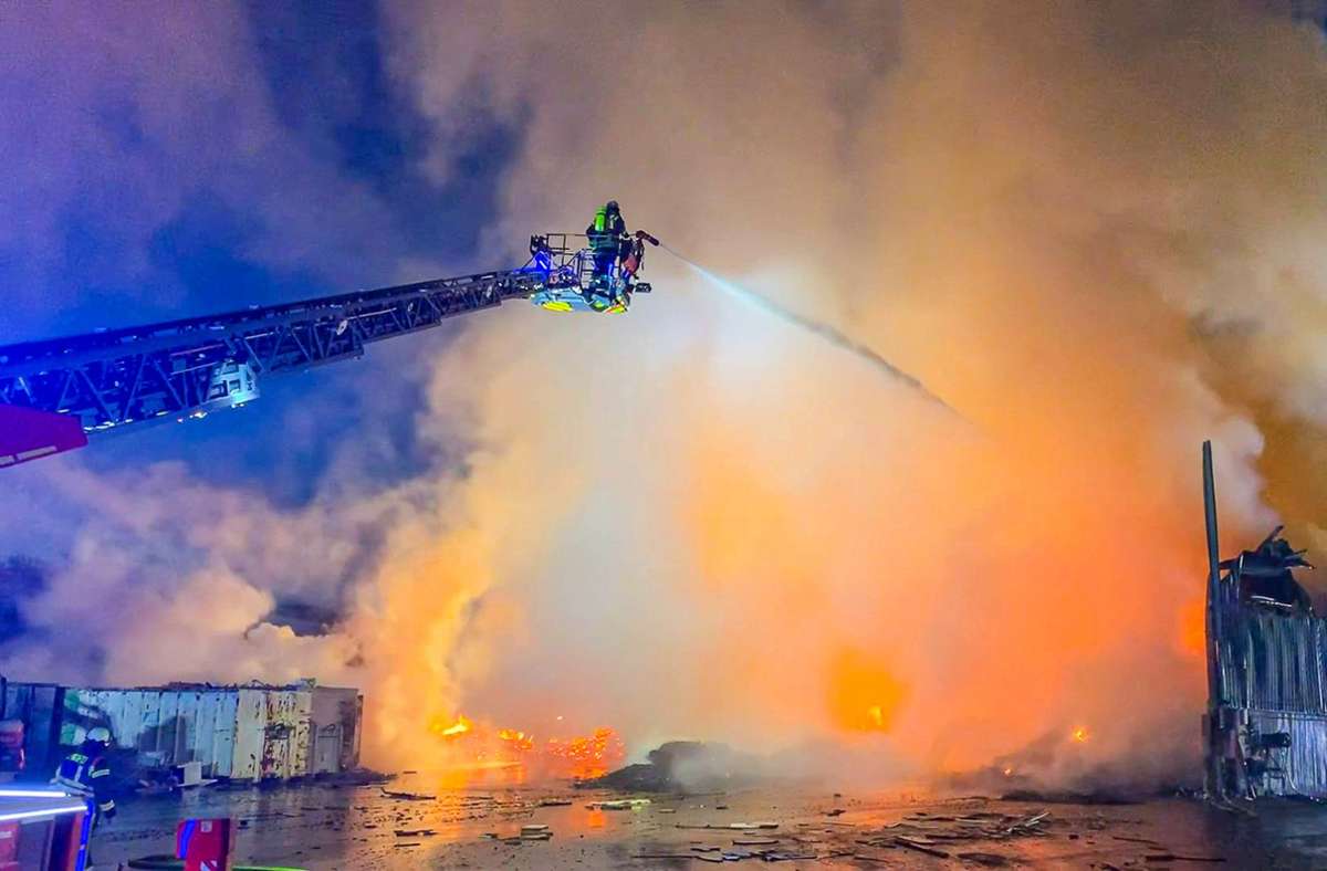 Ortenaukreis: Lagerhalle einer Recyclinganlage geht in Flammen auf