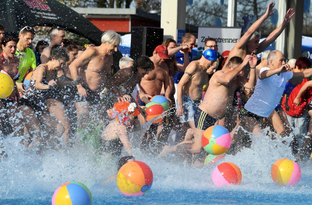 Karlsruhe: Erste Schwimmer eröffnen Freibadsaison