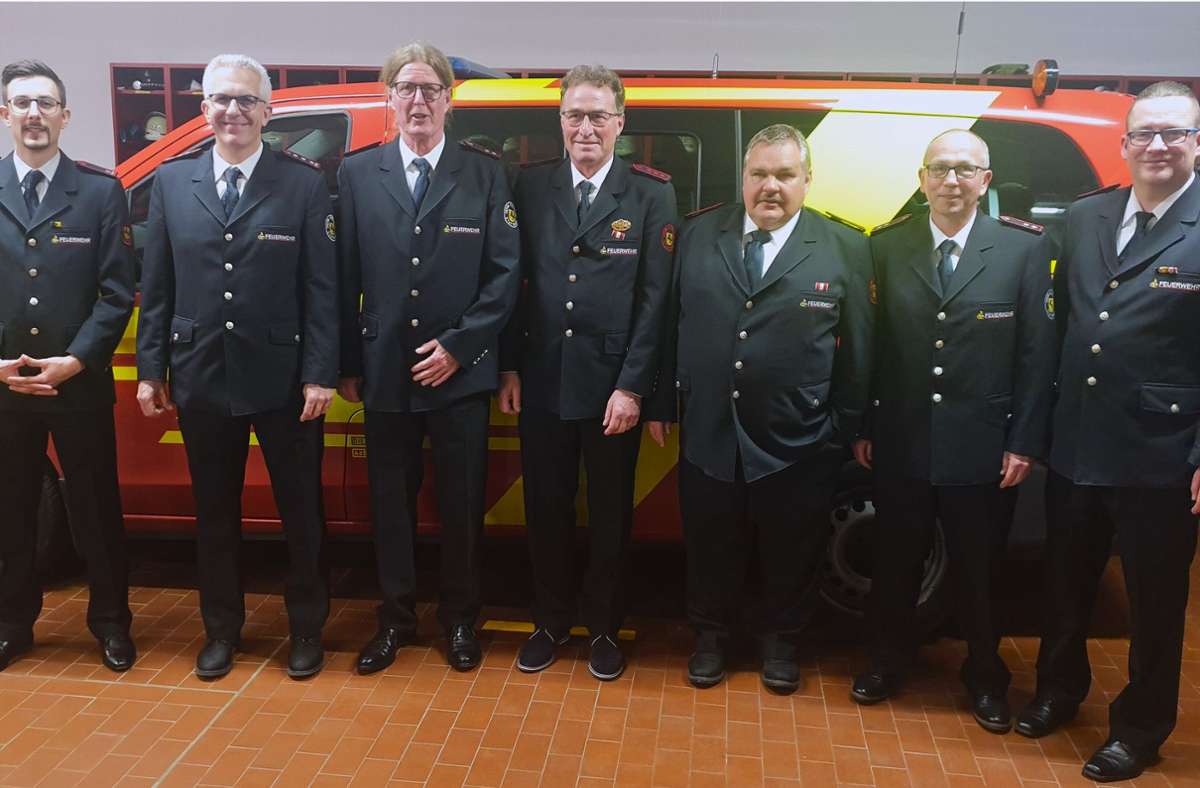 170 Jahre aktiven Feuerwehrdienst vereinen Peter Bachmann, Steffen Semler, Oliver Müllerund Detlef Wagner auf sich (3. bis 6.v.l.), hier im Bild mit dem Kommando. Foto:  