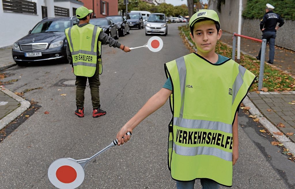 BAD CANNSTATT:  Polizei hat eine Gruppe von Schülern zu Verkehrshelfern ausgebildet: Neue Schülerlotsen an der Altenburgschule