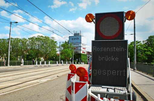Gegen 14.30 Uhr waren alle Spuren der Rosensteinbrücke gesperrt. Foto: Sebastian Steegmüller