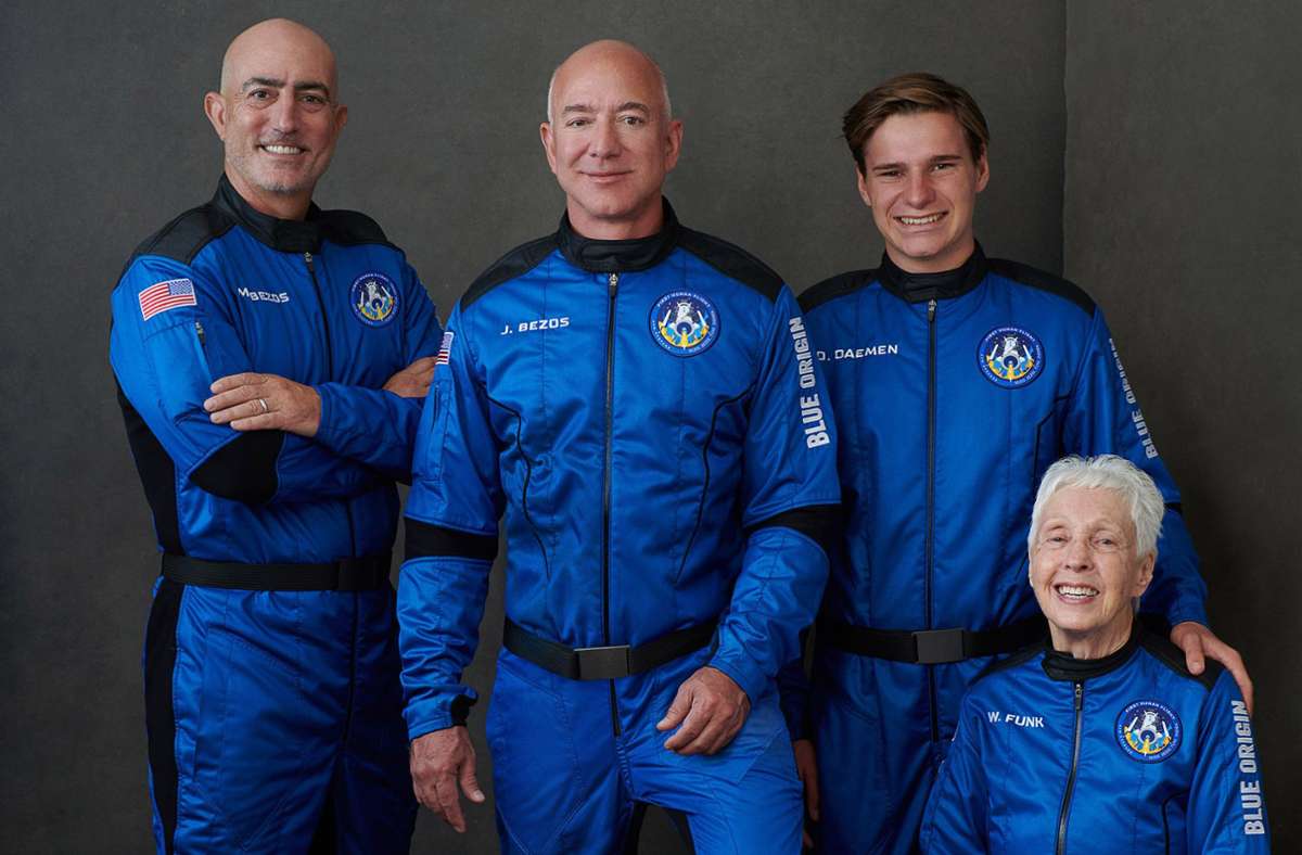 Jeff Bezos (2. v.r.) und seine Crew. (Archivbild) Foto: dpa/Blue Origin