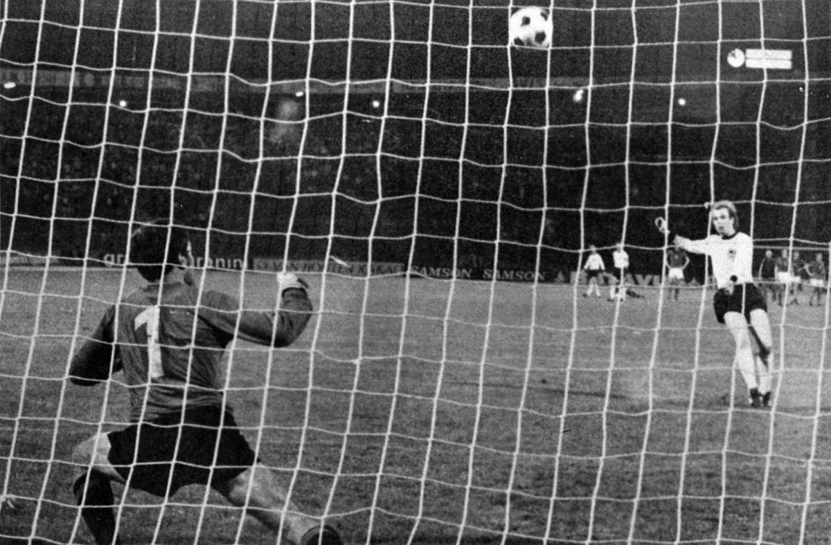 Uli  Hoeneß verschoss  im EM-Finale 1976 gegen die CSSR einen Elfmeter – Deutschland unterlag  mit 3:5 im Elfmeterschießen.
