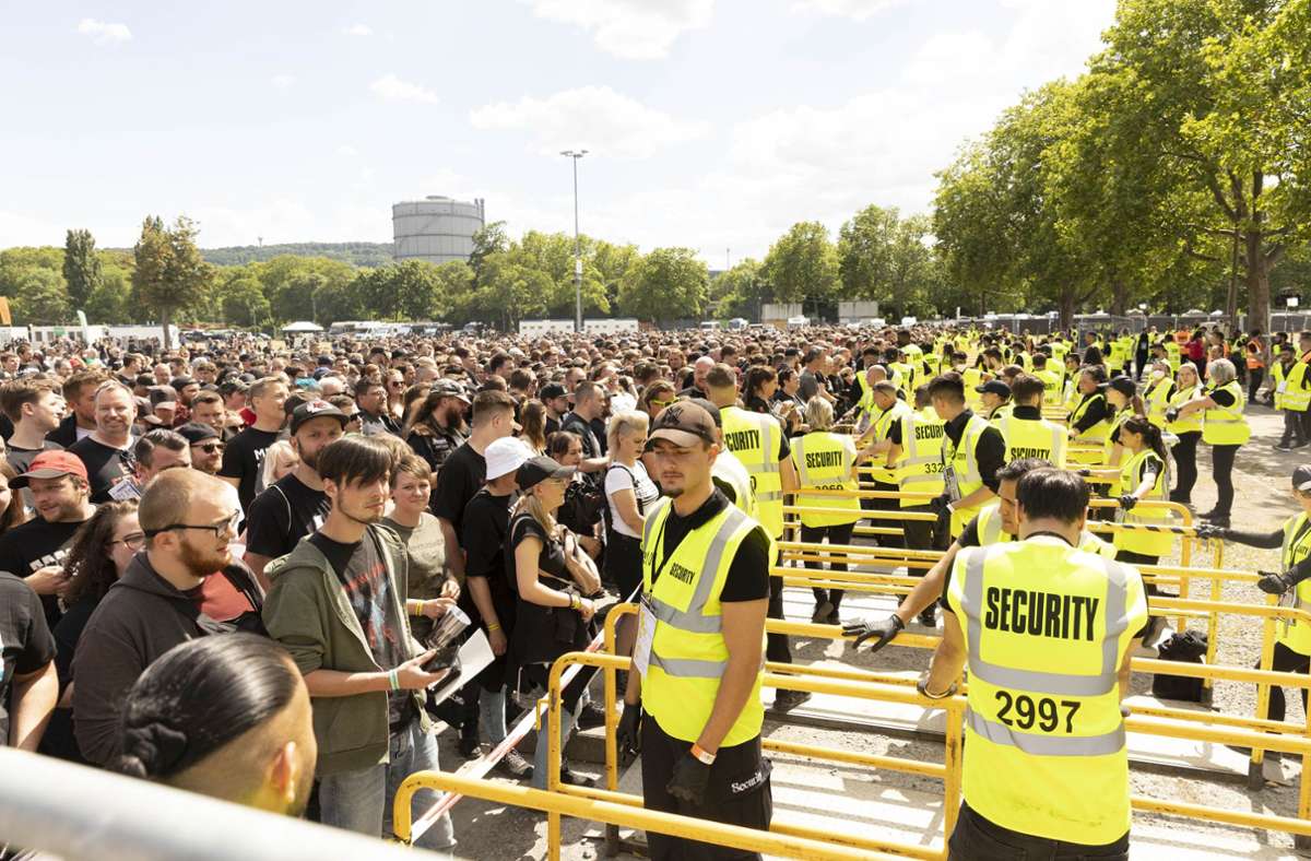 Um 15.35 Uhr öffneten sich die Eingänge für die vielen Rammstein-Fans . Foto: Lichtgut/Julian Rettig