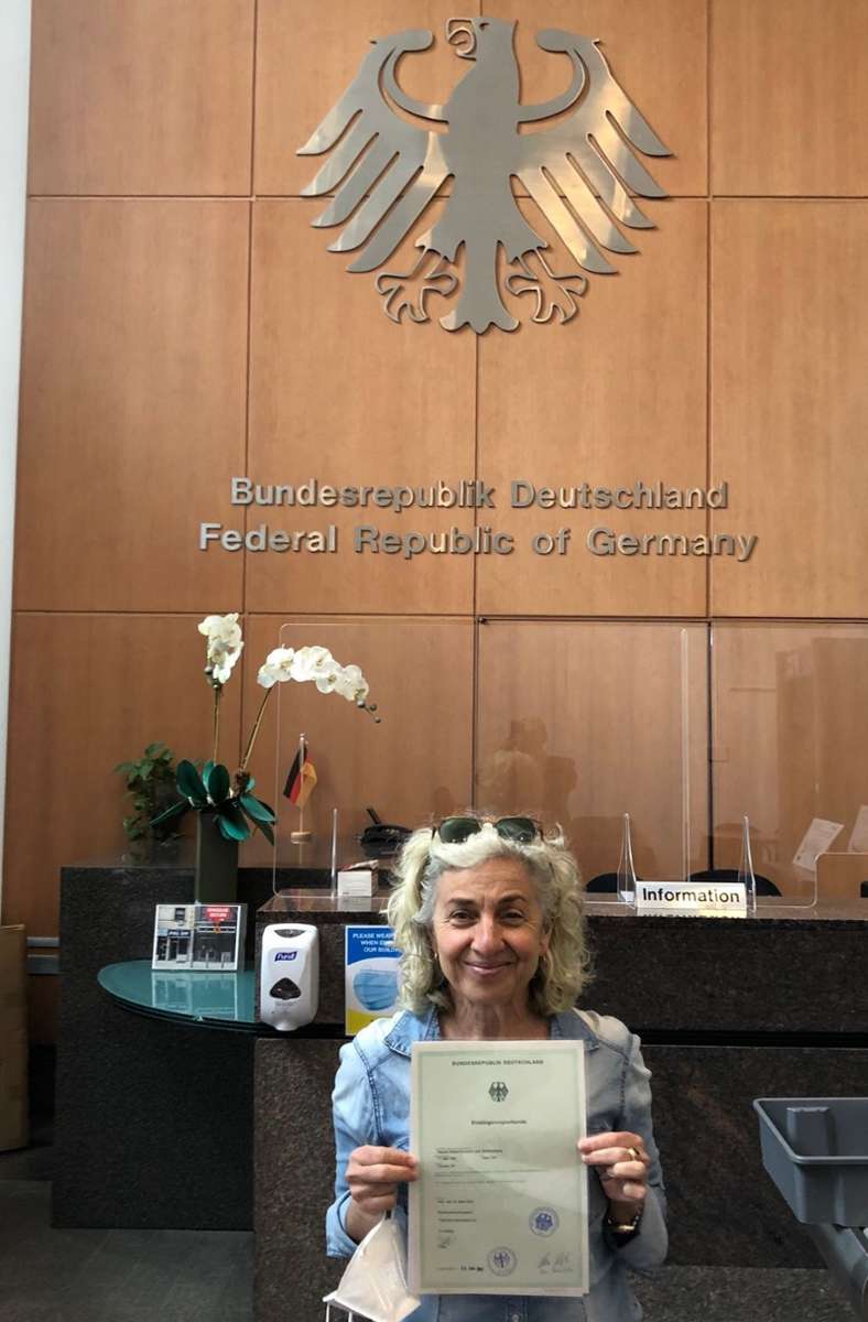 Reissa im deutschen Konsulat mit ihrer Einbürgerungsurkunde
