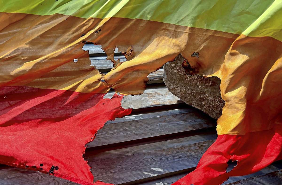 Stuttgart-Bad Cannstatt: Regenbogenfahne angezündet