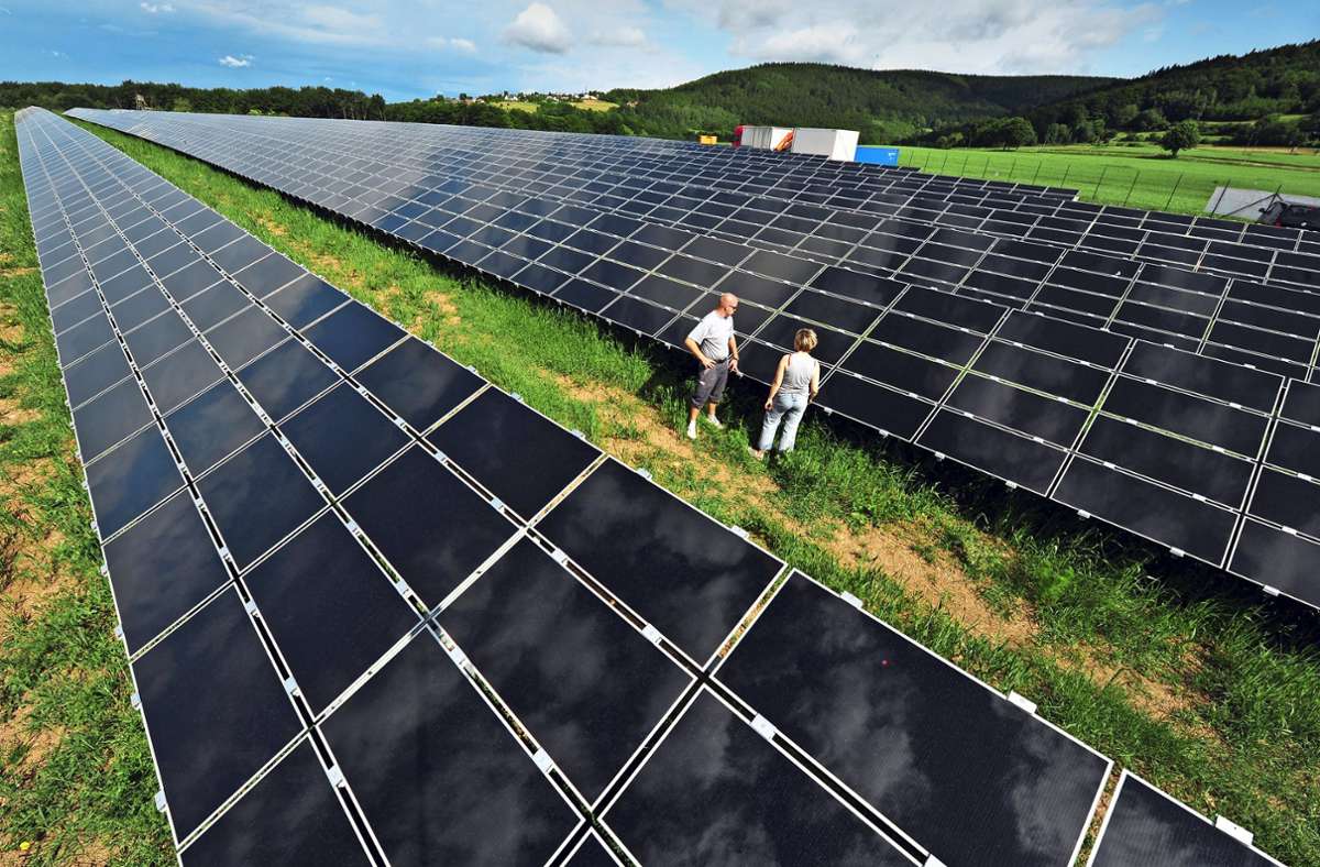 Fotovoltaikanlagen müssen wohl auch weiterhin auf freien Flächen aufgebaut werden, wenn die Solarenergie 40 Prozent des Strombedarfs decken soll. Foto: picture alliance / dpa/Stefan Thomas