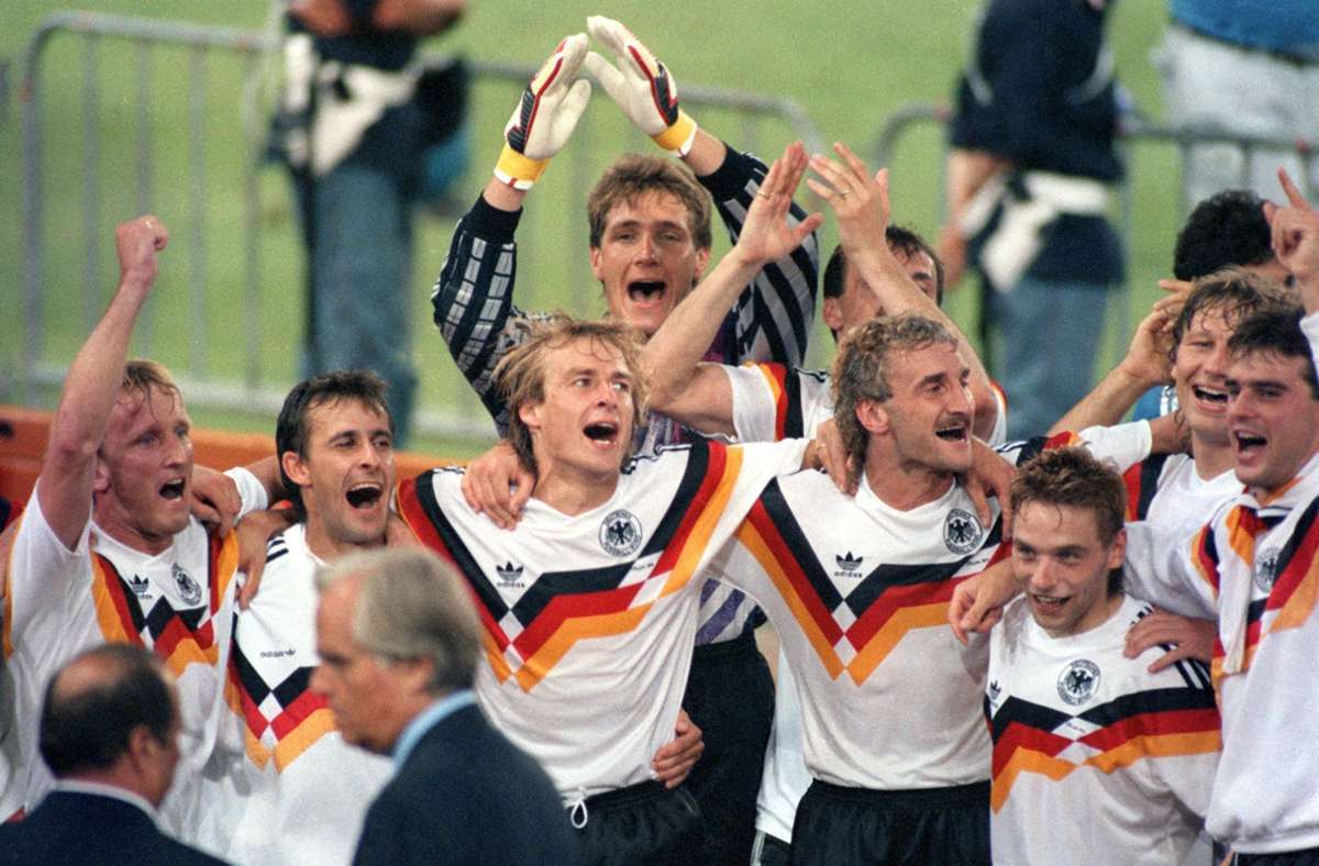 In Rom krönte sich die DFB-Auswahl 1990 zum dritten Mal zum Weltmeister. Wer alles dabei war, wie es danach weiterging, das erfahren Sie in unserer Bildergalerie.