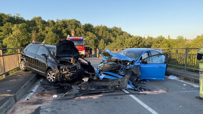 Drei Schwerverletzte nach Unfall auf Neckarbrücke