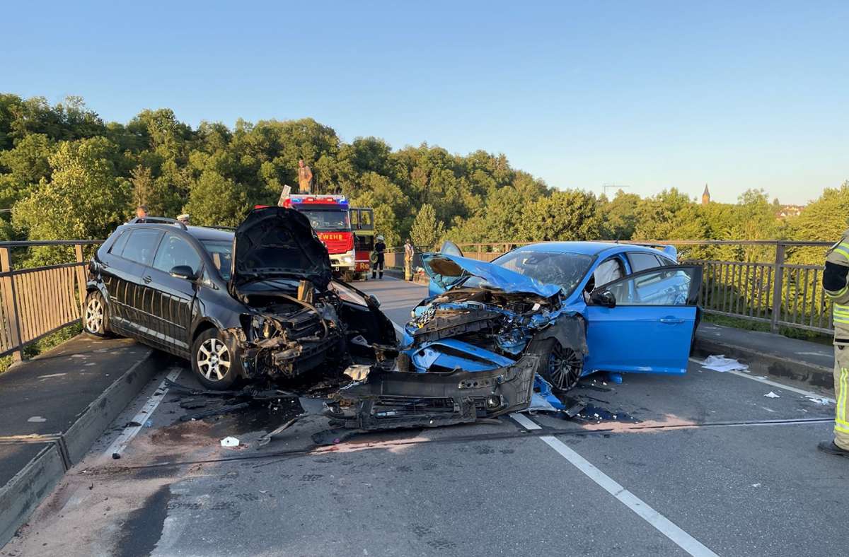 Remseck: Drei Schwerverletzte nach Unfall auf Neckarbrücke