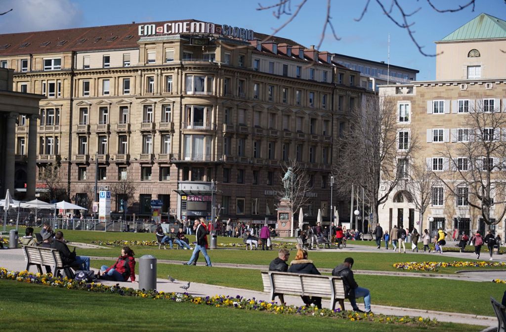 Frühlingsanfang in Stuttgart: Schlossplatz im Frühlingserwachen