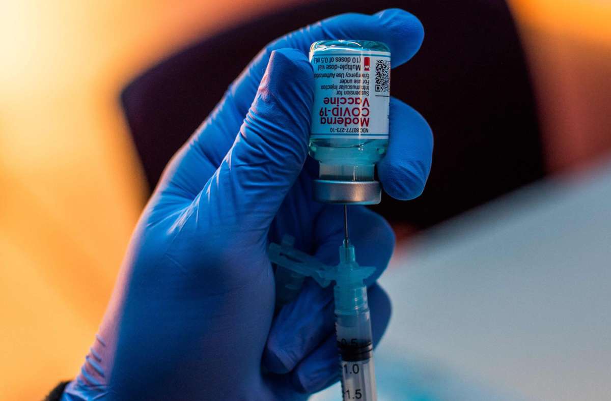 Bisher dürfen Jugendliche noch nicht mit dem Corona-Impfstoff von Moderna geimpft werden. (Archivbild) Foto: AFP/APU GOMES