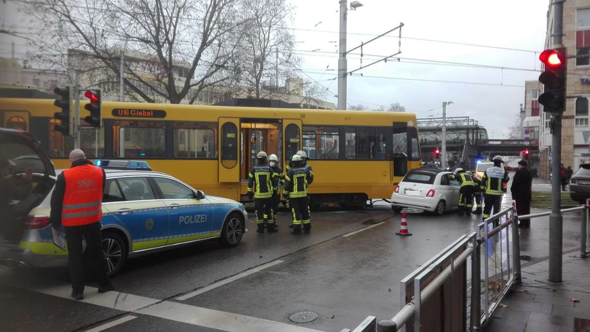 Unfall in Bad Cannstatt: Nach Rückstau mit Stadtbahn kollidiert