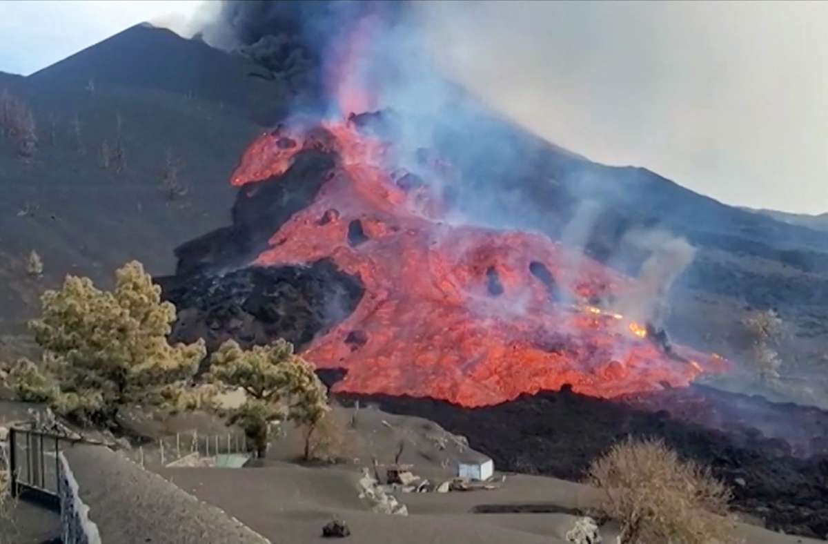 Der Vulkan auf La Palma hält die 85.000 Bewohner der Kanareninsel weiter in Atem. Die mehr als 1000 Grad heiße Lava zerstört immer wieder neue Flächen. Foto: AFP/HANDOUT
